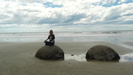 Rocas-De-Moeraki,-También-Conocidas-Como-Playa-De-Rocas,-Ubicadas-A-Lo-Largo-De-La-Playa-De-Koekohe-Cerca-De-Dunedin