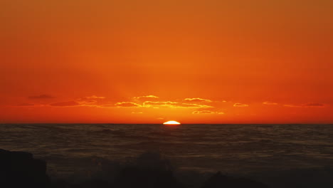 Goldener-Sonnenuntergang-Unter-Dem-Horizont-über-Rauen-Meereswellen-–-Statische-Aufnahme