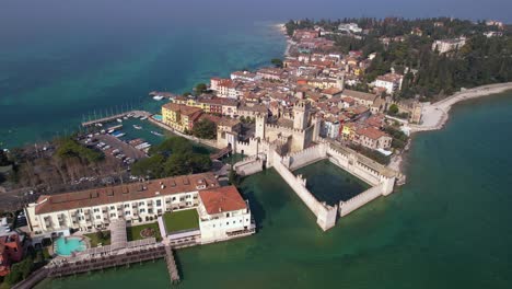 Toma-De-Drone-Del-Castillo-De-Scaligero,-Punto-De-Referencia-De-Sirmione-Y-El-Lago-De-Garda,-Lombardía,-Italia