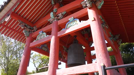 Traditionelle-Japanische-Holzpagode-Mit-Mehreren-Stockwerken,-Rot-Bemalt-Im-Kiyomizu-Dera-Tempel-In-Kyoto,-Kioto