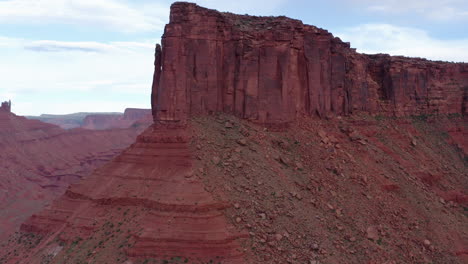 Drone-Captura-La-Vista-De-La-Torre-De-Piedra-Roja-De-Butte,-Utah