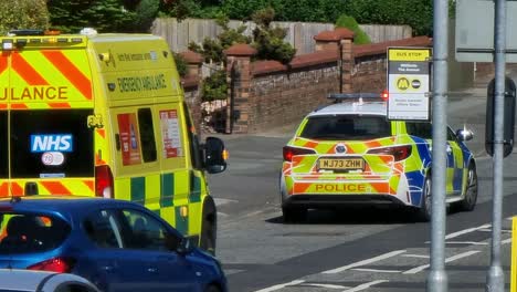 La-Policía-Y-La-Ambulancia-Paramédica-Asisten-A-Un-Incidente-De-Tráfico-En-El-Barrio-Británico.