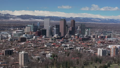 Centro-Denver-Colorado-Parque-De-La-Ciudad-Planchas-Roca-Antena-Drone-Estados-Unidos-Frente-Gama-Montaña-Estribaciones-Paisaje-Rascacielos-Lavar-Parque-Ferril-Lago-Durante-El-Día-Soleado-Nubes-Barrio-Izquierda-Movimiento