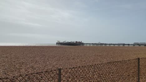 Blick-Auf-Brighton-Pier-An-Einem-Heißen,-Sonnigen-Tag-Mit-Strandlandschaft-Und-Meereshintergrund