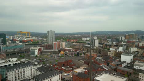 Toma-Aérea-Del-Centro-De-La-Ciudad-De-Belfast-Desde-La-Catedral-De-Santa-Ana-En-El-Barrio-De-La-Catedral.