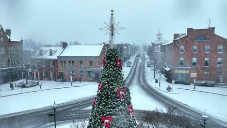 árbol-De-Navidad-En-Una-Pequeña-Y-Pintoresca-Ciudad-Americana-Durante-Una-Tormenta-De-Nieve