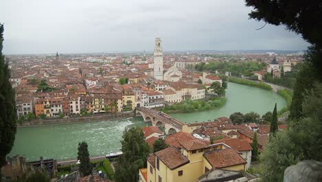 Tiro-Inclinado-De-La-Histórica-Ciudad-De-Verona,-Arquitectura-Escénica-Y-Río-Que-Fluye-Bajo-El-Puente-Pietra