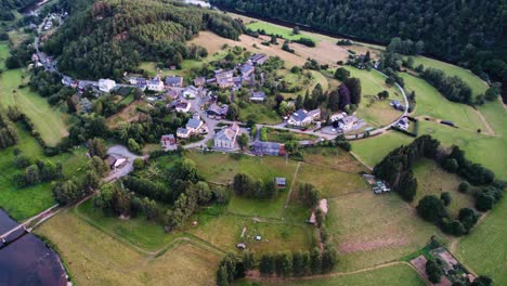 Toma-Aérea-Del-Pueblo-Frahan-En-Las-Ardenas-Belgas-Con-El-Río-Semois