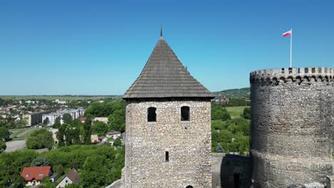 Mittelalterliche-Burg-Mit-Turm,-Mauern-Und-Innenhof-An-Einem-Schönen-Sommertag,-Umgeben-Von-üppigem-Grün,-Gras-Und-Bäumen-Unter-Einem-Klaren-Blauen-Himmel