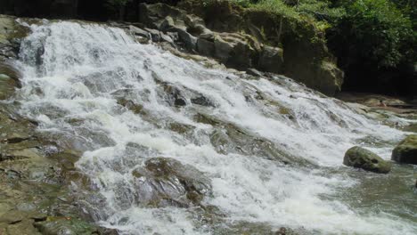Frau-Sitzt-Im-Wasser-Des-Goa-Rang-Reng-Wasserfalls-Auf-Der-Insel-Bali-In-Indonesien