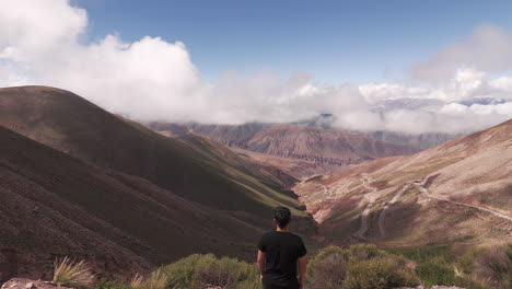 Vista-Aérea-Del-Hombre-De-Pie-En-La-Colina-Admirando-El-Paisaje-De-La-Ruta-52,-Pendiente-Lipan