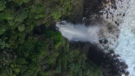 Üppige-Tropische-Landschaft-Mit-Wasserfall,-Der-In-Die-Felsige-Küste-An-Der-Nordküste-Von-Maui-Fließt