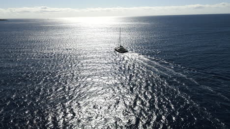 Rotación-Aérea-De-Velero-Cerca-De-Kauai-En-Un-Día-Claro.