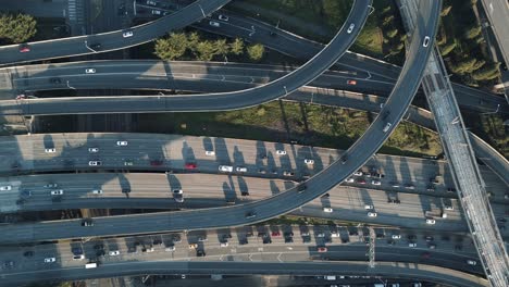 Vogelperspektive-Drohnen-Tracking-Video-Des-Verkehrs-Auf-Mehrschichtigen,-Sich-Kreuzenden-Autobahnen