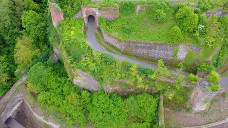 Vista-Panorámica-Aérea-Del-Castillo-De-Güssing-Con-Una-Naturaleza-Increíble-A-Su-Alrededor