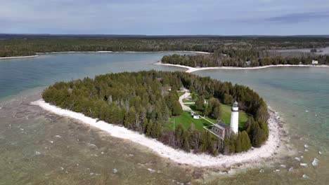 The-Cana-Island-lighthouse-is-a-lighthouse-located-on-Lake-Michigan-just-north-of-Baileys-Harbor-in-Door-County,-Wisconsin