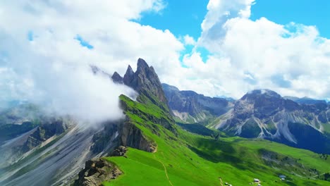 Blick-Von-Oben,-Atemberaubende-Luftaufnahme-Der-Seceda-Bergkette-An-Einem-Bewölkten-Tag