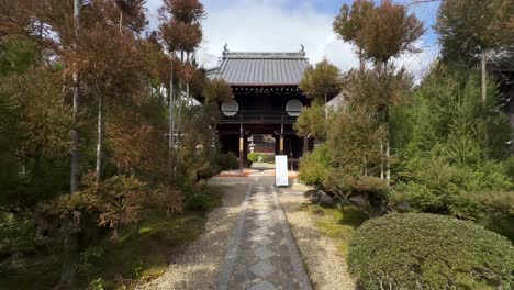 Pasarela-Hacia-La-Puerta-De-Entrada-Al-Templo-Genko-an-En-Kioto,-Japón