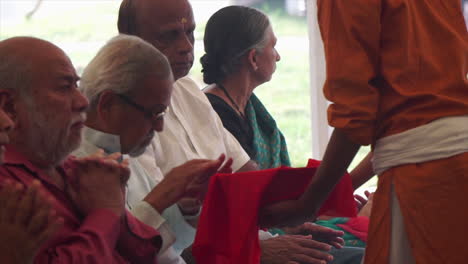 Recibir-Bendiciones-Durante-Un-Ritual-Hindú