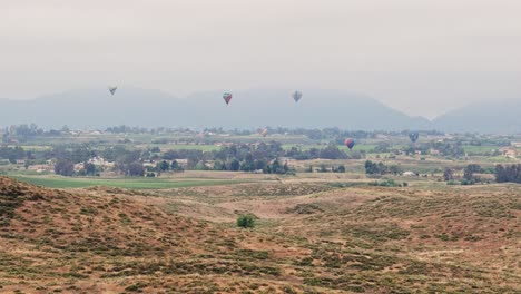 Globo-De-Temecula-Y-Festival-Del-Vino-Seis-Globos-Con-Lento-Movimiento-De-Drones-Hacia-Adelante