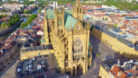 La-Catedral-De-Metz-Bañada-Por-La-Suave-Luz-Del-Sol-Muestra-Su-Impresionante-Rosetón
