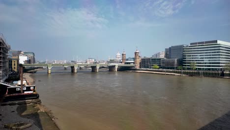 Blick-Auf-Die-Southwark-Bridge-über-Die-Themse-In-London-An-Einem-Klaren-Tag