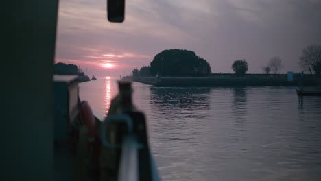 Blick-Auf-Den-Sonnenuntergang-über-Dem-Ruhigen-Wasser-Von-Einem-Boot-Auf-Der-Insel-Burano,-Venedig