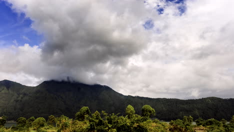 Pico-Del-Monte-Abang-Cubierto-Por-Espesas-Nubes-En-Bali,-Indonesia