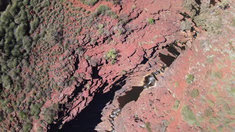 Drone-aerial-spinning-over-Joffre-gorge-in-Karijini-national-park
