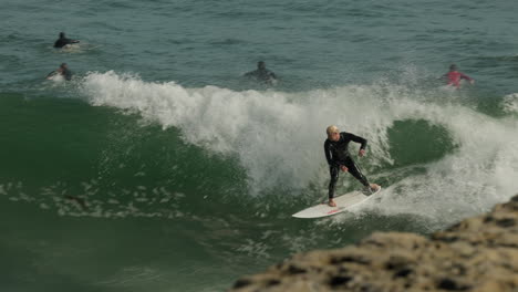 Un-Buen-Surfista-Monta-Una-Ola-En-Steamer-Lane-En-Santa-Cruz,-California.