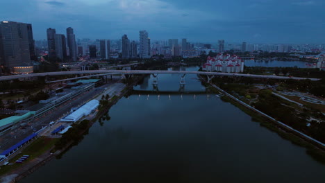 Benjamin-Sheares-Brücke-über-Die-Marina-Bay-Während-Der-Blauen-Stunde-In-Singapur