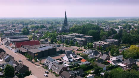 Niederländisches-Traditionelles-Zentrum-Der-Brabanter-Stadt-Budel-Und-Katholische-Kirche-Drohne-Zoomen-In