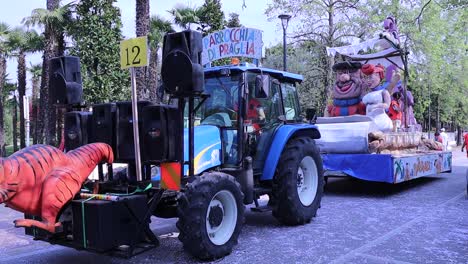 Straßenkarneval-Von-Abano,-Live-Event-Mit-Karnevalsumzügen,-Musik,-Tanz-Und-Unterhaltung-Für-Alle-Altersgruppen