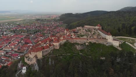 Luftdrohne-Fliegt-Mit-Panorama-über-Die-Historische-Stadt-Rasnov,-Siebenbürgen