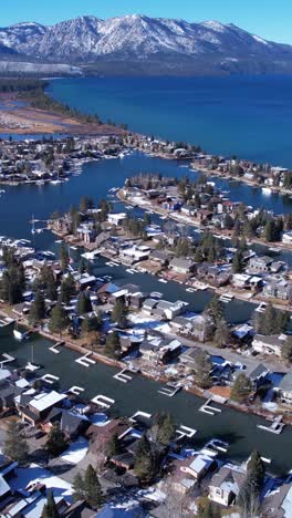 Vista-Aérea-Vertical-De-Tahoe-Keys-Y-Lake-Tahoe-En-El-Soleado-Día-De-Invierno,-California,-EE.UU.