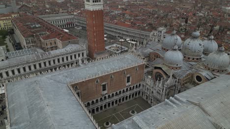 El-Centro-De-Venecia,-Italia,-Gira-E-Inclina-Hacia-Arriba-Para-Revelar-La-Torre-En-Un-Día-Brumoso.