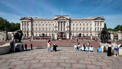 Morning-Tourists-Gathered-in-Front-of-Buckingham-Palace-in-London,-United-Kingdom---Wide-Shot