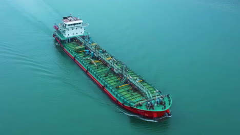 Nahaufnahme-Eines-Frachtschiffs,-Das-Bulker-Ist,-Ein-Handelsschiff,-Das-Speziell-Für-Den-Transport-Unverpackter-Massengüter-Wie-Getreide,-Erz,-Kohle-Oder-Holz-Konzipiert-Ist