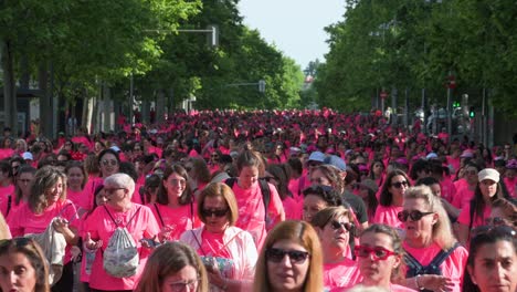 La-Carrera-Femenina-De-Madrid-Atrae-A-Miles-De-Personas-Vistiendo-De-Rosa,-Abogando-Por-La-Concientización-Sobre-El-Cáncer-De-Mama-Metastásico-En-España.