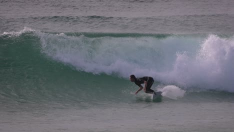 Cámara-Lenta-De-Un-Surfista-En-Una-Ola-De-Tamaño-Mediano,-Playa-Duranbah,-Costa-Dorada-Del-Sur