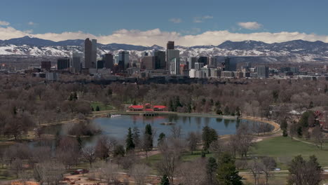 Stadt-Waschen-Park-Innenstadt-Denver-Colorado-Frühling-Montieren-Blau-Himmel-Evans-Luftdrohne-Usa-Front-Range-Rocky-Mountains-Vorgebirge-Wolkenkratzer-Gegend-Ferril-See-Tagsüber-Sonnig-Wolken-Kreis-Rechts