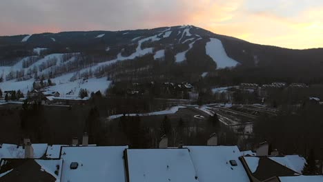 Vista-De-Drones-De-La-Estación-De-Esquí-Durante-El-Invierno-Nevado-Al-Atardecer