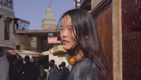 Chinesischer-Junger-Erwachsener-Genießt-Die-Marokkanische-Stadt-Fez