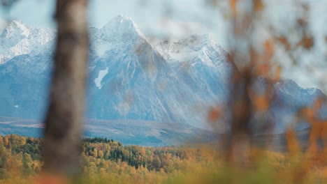 Die-Schneebedeckte-Bergkette-Der-Lyngenalpen-Im-Norden-Norwegens