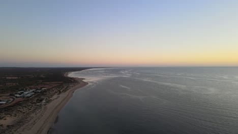 Drohnen-Luftaufnahme-über-Dem-Strand-Von-Exmouth-Im-Morgengrauen