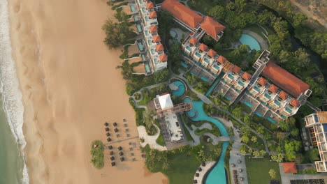 Langsamer-Abstieg-Spirale-über-Luxus-Resort-In-Lang-Co-Vietnam-Am-Frühen-Morgen