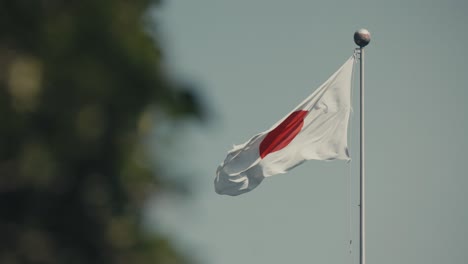 Bandera-Nacional-De-Japón-Ondeando-En-Un-Día-Ventoso-En-Tokio,-Japón