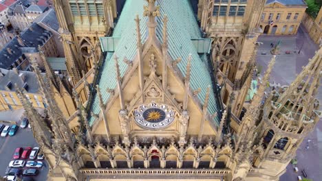 Saint-Stephen’s-cathedral-clock-in-Metz,-Moselle,-Lorraine,-France,-aerial-view