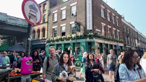 Gente-Caminando-Por-El-Bullicioso-Mercado-Municipal-De-Londres