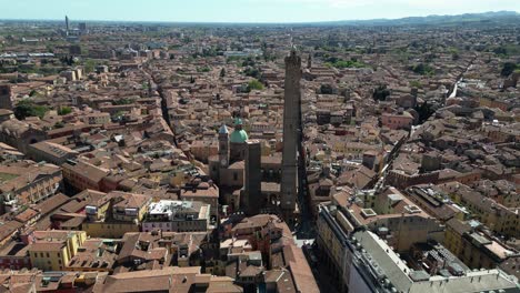 downtown-view-of-Bologna,-Italy-and-its-famous-towers